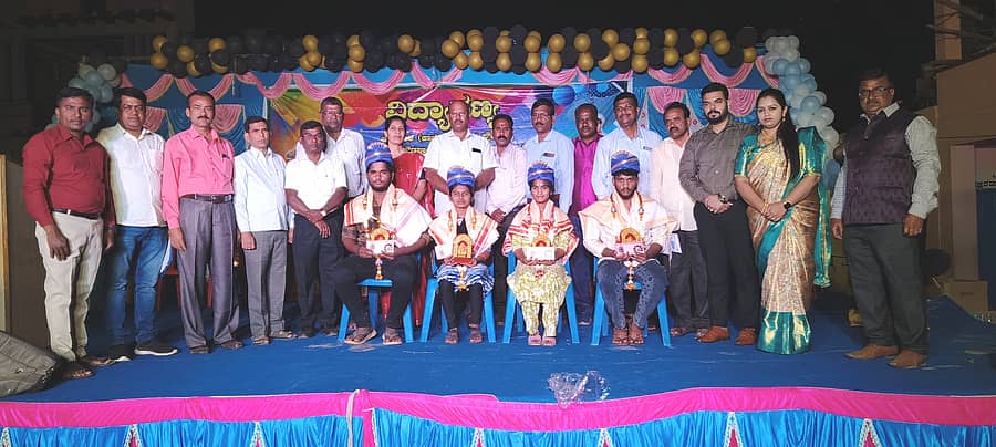 ಪಟ್ಟಣದ ವಿದ್ಯಾರಣ್ಯ ವಿದ್ಯಾಸಂಸ್ಥೆ ವತಿಯಿಂದ ಪ್ರತಿಭಾ ಪುರಸ್ಕಾರ ಹಾಗೂ ಶಾಲಾ ವಾರ್ಷಿಕೋತ್ಸವದಲ್ಲಿ ಪ್ರತಿಭಾವಂತರನ್ನು ಸತ್ಕರಿಸಲಾಯಿತು