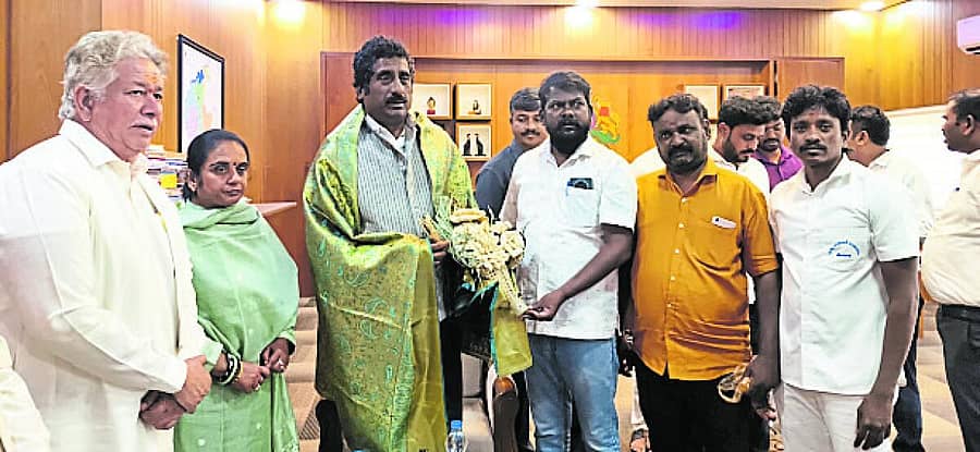 <div class="paragraphs"><p>ಪೌರಾಡಳಿತ ಸಚಿವ ರಹೀಂ ಖಾನ್‌ ಅವರನ್ನು ಬುಧವಾರ ಹೊಸಪೇಟೆಯಲ್ಲಿ ಭೇಟಿ ಮಾಡಿದ ಸ್ಥಳೀಯ ಪೌರಕಾರ್ಮಿಕರ ಸಂಘಟನೆಯ ಮುಖಂಡರು, ನಗರ ಸ್ಥಳೀಯ ಸಂಸ್ಥೆಗಳಲ್ಲಿ ಕಾರ್ಯನಿರ್ವಹಿಸುತ್ತಿರುವ ನೇರಪಾವತಿ ಪೌರಕಾರ್ಮಿಕರನ್ನು ಕಾಯಂಗೊಳಿಸುವುದು ಸಹಿತ ಹಲವು ಬೇಡಿಕೆಗಳನ್ನು ಈಡೇರಿಸಲು ಕೋರಿ ಮನವಿ ಸಲ್ಲಿಸಿದರು</p></div>