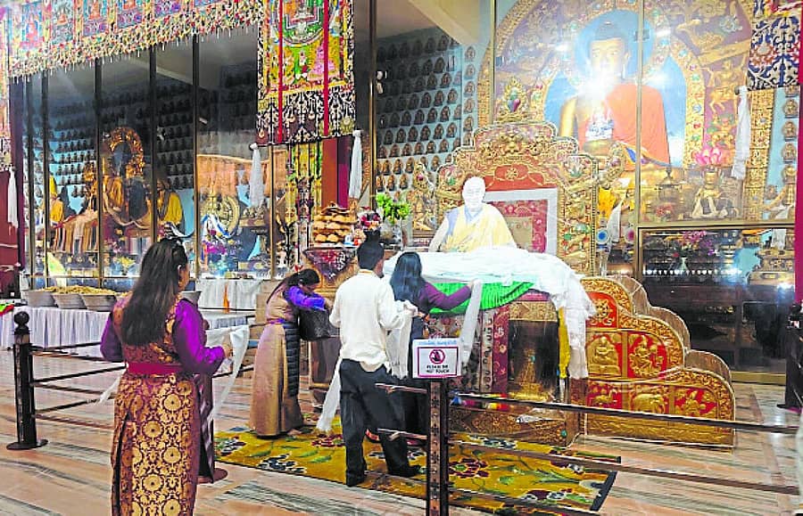 <div class="paragraphs"><p>ಮುಂಡಗೋಡ ತಾಲ್ಲೂಕಿನ ಟಿಬೆಟಿಯನ್‌ ಕ್ಯಾಂಪ್‌ ನಂ.1ರ ಗಾಡೆನ್‌ ಜಾಂಗತ್ಸೆ ಬೌದ್ಧ ಮಂದಿರದಲ್ಲಿ ಲೋಸಾರ್‌ ಮೊದಲ ದಿನದಂದು ಟಿಬೆಟಿಯನ್ನರು ಗುರುಪೀಠಕ್ಕೆ ನಮಸ್ಕರಿಸಿದರು</p></div>