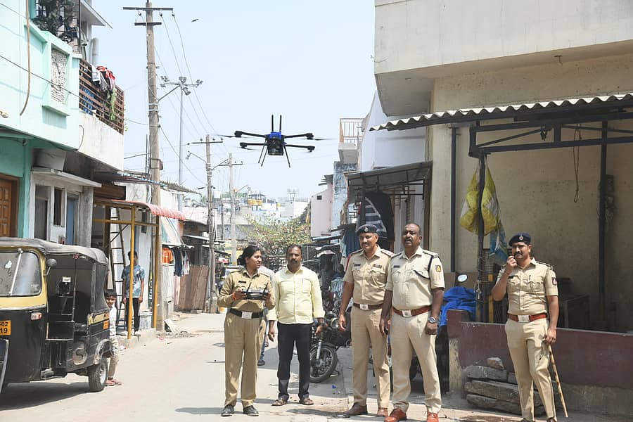 ಮೈಸೂರಿನ ನರಸಿಂಹರಾಜ ಉಪವಿಭಾಗದ ಮಂಡಿ ಹಾಗೂ ಉದಯಗಿರಿ ಠಾಣಾ ವ್ಯಾಪ್ತಿಯಲ್ಲಿ ಅಪರಾಧ ಪತ್ತೆಗೆ ಡ್ರೋನ್ ಕ್ಯಾಮೆರಾ ಮೂಲಕ ಪರಿಶೀಲನೆ ನಡೆಸಲಾಯಿತು