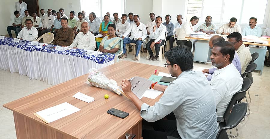 ಹಿರಿಯೂರಿನ ಬಿಇಒ ಕಚೇರಿ ಸಭಾಂಗಣದಲ್ಲಿ ಬುಧವಾರ ಶಿಕ್ಷಣ ಇಲಾಖೆ ಆಯೋಜಿಸಿದ್ದ ಪ್ರಗತಿ ಪರಿಶೀಲನಾ ಸಭೆಯಲ್ಲಿ ಜಿಲ್ಲಾ ಪಂಚಾಯಿತಿ ಸಿಇಒ ಆಕಾಶ್ ಮಾತನಾಡಿದರು