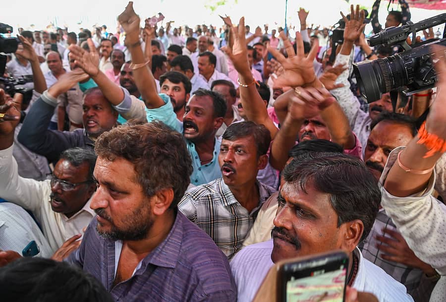 <div class="paragraphs"><p>ಕಾರ್ಮಿಕ ಸಂಘಟನೆಗಳ ಜಂಟಿ ಕ್ರಿಯಾ ಸಮಿತಿ ಸ್ವಾತಂತ್ರ್ಯ ಉದ್ಯಾನದಲ್ಲಿ ಹೋರಾಟದ ಮುಂದಿನ ನಿರ್ಧಾರವನ್ನು ಗುರುವಾರ ಪ್ರಕಟಿಸಿದ ಸಂದರ್ಭದಲ್ಲಿ ಮುಖಂಡರ ನಿಲುವನ್ನು ಸಾರಿಗೆ ನೌಕರರು ವಿರೋಧಿಸಿದರು. </p></div>