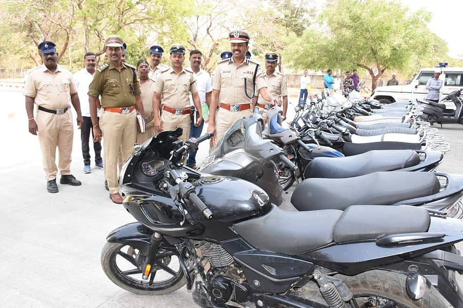 ಕಳ್ಳರಿಂದ ಜಪ್ತಿ ಮಾಡಿಕೊಂಡ ಬೈಕ್ಗಳನ್ನು ಕಲಬುರಗಿ ನಗರ ಪೊಲೀಸ್ ಕಮಿಷನರ್ ಶರಣಪ್ಪ ಎಸ್.ಡಿ. ವೀಕ್ಷಿಸಿದರು. ಎಸಿಪಿ ಬಸವೇಶ್ವರ ಹೀರಾ, ಇನ್ಸ್ಪೆಕ್ಟರ್ ನಟರಾಜ ಲಾಡೆ ಇದ್ದಾರೆ