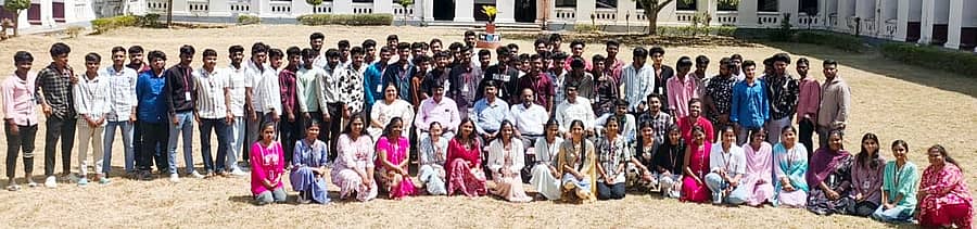 ಮೈಸೂರು ಮಹಾರಾಜ ಕಾಲೇಜು ಪತ್ರಿಕೋದ್ಯಮ ಮತ್ತು ಸಮೂಹ ಸಂವಹನ ವಿಭಾಗ ಏರ್ಪಡಿಸಿದ್ದ ಕಾರ್ಯಾಗಾರದಲ್ಲಿ ಪಾಲ್ಗೊಂಡಿದ್ದ ಗಣ್ಯರೊಂದಿಗೆ ವಿದ್ಯಾರ್ಥಿಗಳು 