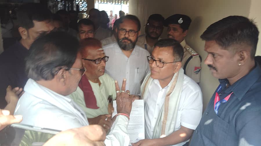 ವಾಡಿ ರೈಲು ನಿಲ್ದಾಣ ಅಭಿವೃದ್ಧಿಗೆ ಒತ್ತಾಯಿಸಿ ಸ್ಥಳೀಯ ಜನಧ್ವನಿ ಜಾಗೃತಿ ಸಮಿತಿ ಸದಸ್ಯರು ಮಧ್ಯೆ ರೈಲ್ವೆ ಮುಖ್ಯ ವ್ಯವಸ್ಥಾಪ ಪ್ರತೀಕ ಗೋಸ್ವಾಮಿ ಅವರಿಗೆ ಮನವಿ ಸಲ್ಲಿಸಿದರು