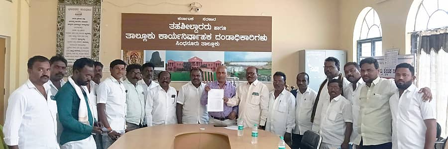 ಸಿಂಧನೂರಿನ ದಲಿತಪರ, ಪ್ರಗತಿಪರ ಮತ್ತು ರಾಜಕೀಯ ಪಕ್ಷಗಳ ಮುಖಂಡರು ಗುರುವಾರ ಮಿನಿವಿಧಾನಸೌಧ ಕಚೇರಿಯಲ್ಲಿ ಶಿರಸ್ತೇದಾರ್ ಅಂಬಾದಾಸ್ ಅವರಿಗೆ ಆರೋಗ್ಯ ವಕೀಲ ವಿರುದ್ಧ ಸೂಕ್ತ ತನಿಖೆ ನಡೆಸಿ ಕ್ರಮ ಜರುಗಿಸಬೇಕೆಂದು ಒತ್ತಾಯಿಸಿ ಮನವಿ ಪತ್ರ ಸಲ್ಲಿಸಿದರು