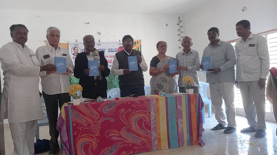 ಚಿಂತಾಮಣಿಯಲ್ಲಿ ದಲಿತ ಸಂಘರ್ಷ ಸಮಿತಿ ಗುರುವಾರ ಆಯೋಜಿಸಿದ್ದ ಚಿಕ್ಕಬಳ್ಳಾಪುರ ಮತ್ತು ಕೋಲಾರ ಜಿಲ್ಲೆಗಳ ದಲಿತ ಚಳುವಳಿಯ ಪುನಃಶ್ಚೇತನ ಕಾರ್ಯಕ್ರಮದಲ್ಲಿ ‘ನಮ್ಮ ಹಟ್ಟಿ’ ಪುಸ್ತಕ ಬಿಡುಗಡೆ