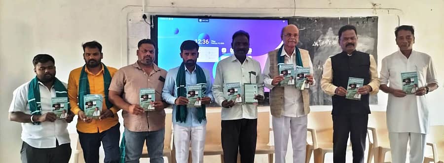 ಕೊಟ್ಟೂರಿನ ಕೊಟ್ಟೂರೇಶ್ವರ ಕಾಲೇಜಿನ ಸಭಾಂಗಣದಲ್ಲಿ ಗುರುವಾರ ನಡೆದ ಸಮಾರಂಭದಲ್ಲಿ ರೈತ ಸಂಘದ ರಾಜ್ಯ ಅಧ್ಯಕ್ಷ ಜೆ.ಎಂ. ವೀರಸಂಗಯ್ಯ ಸಂಪಾದಿಸಿದ ‘ಪ್ರಿ ಪೇಯ್ಡ್ ಮೀಟರ್ ಬಂತು... ರೈತರಿಗೆ ಆಪತ್ತು ತಂತು’ ಕಿರುಹೊತ್ತಿಗೆಯನ್ನು ಗಣ್ಯರು ಬಿಡುಗಡೆಗೊಳಿಸಿದರು