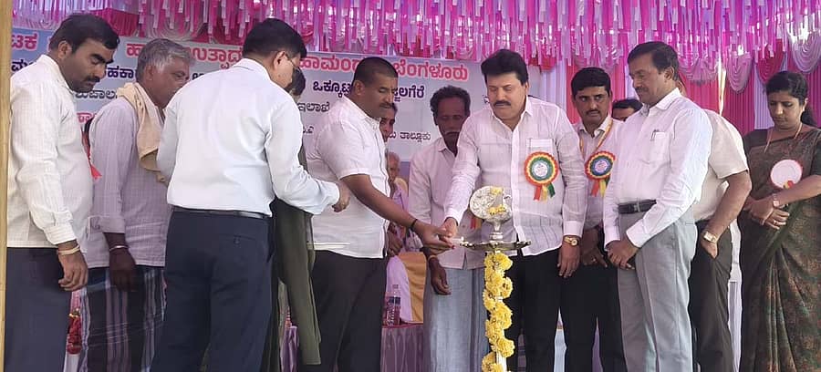 ಭಾರತೀನಗರ ಸಮೀಪದ ಯಲಾದಹಳ್ಳಿ ಗ್ರಾಮದಲ್ಲಿ ನಡೆದ ಹೆಣ್ಣು ಕರುಗಳ ಪ್ರದರ್ಶನ ಕಾರ್ಯಕ್ರಮವನ್ನು ಮನ್ಮುಲ್ ನಿರ್ದೇಶಕ ಎಸ್.ಪಿ.ಸ್ವಾಮಿ ಉದ್ಘಾಟಿಸಿದರು 