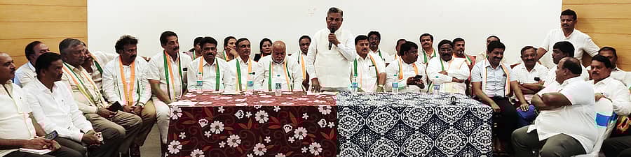 ವಿಭಿ ಜಿ ರಾಮ್‌ಜಿ’ ವಿರುದ್ಧ ನಡೆಯುವ ಪ್ರತಿಭಟನೆಯ ಪೂರ್ವಭಾವಿ ಸಭೆಯಲ್ಲಿ ಸಚಿವ ಕೆ.ಎಚ್‌. ಮುನಿಯಪ್ಪ ಮಾತನಾಡಿದರು