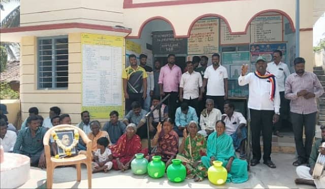<div class="paragraphs"><p>ನಂಜನಗೂಡು ತಾಲ್ಲೂಕಿನ ಬಸವಟ್ಟಿಗೆ ಗ್ರಾಮಕ್ಕೆ ಸಮರ್ಪಕ ಕುಡಿಯುವ ನೀರು ಪೂರೈಕೆ ಮಾಡುವಂತೆ ಆಗ್ರಹಿಸಿ ಬುಧವಾರ ಗ್ರಾಮಸ್ಥರು ಹೆಡತಲೆ ಗ್ರಾಮ ಪಂಚಾಯಿತಿ ಕಚೇರಿಗೆ ಮುತ್ತಿಗೆ ಹಾಕಿ ಪ್ರತಿಭಟನೆ ನಡೆಸಿದರು</p></div>