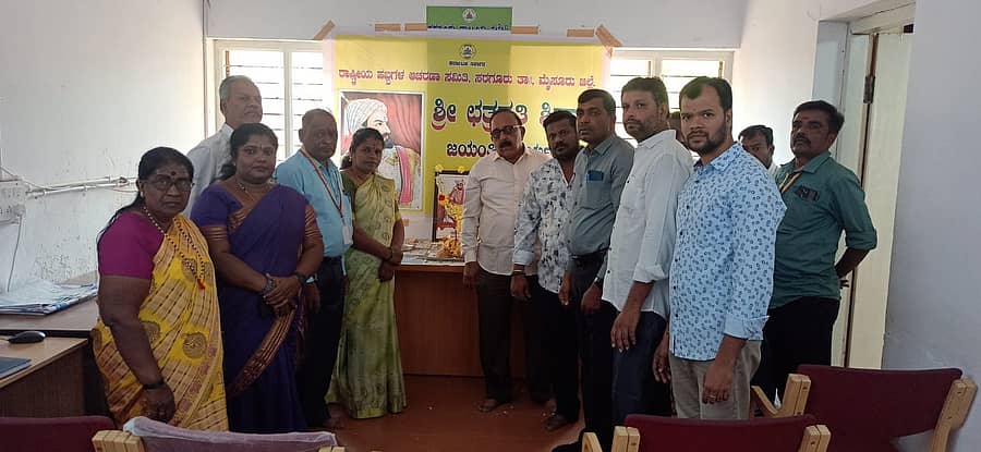 ಸರಗೂರು ತಾಲ್ಲೂಕು ಕಚೇರಿಯಲ್ಲಿ ಗುರುವಾರ ಶಿವಾಜಿ ಜಯಂತಿ ಆಚರಿಸಲಾಯಿತು