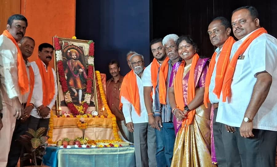 ಕೋಲಾರದಲ್ಲಿ ಗುರುವಾರ ಛತ್ರಪತಿ ಶಿವಾಜಿ ಮಹಾರಾಜರ ಜಯಂತಿ ಕಾರ್ಯಕ್ರಮದಲ್ಲಿ ಶಿವಾಜಿ ಭಾವಚಿತ್ರಕ್ಕೆ ಕನ್ನಡ ಮತ್ತು ಸಂಸ್ಕೃತಿ ಇಲಾಖೆ ಸಹಾಯಕ ನಿರ್ದೇಶಕಿ ಎನ್.ವಿಜಯಲಕ್ಷ್ಮಿ ಹಾಗೂ ಮರಾಠಿ ಸಮುದಾಯದ ಮುಖಂಡರು ಪುಷ್ಪ ನಮನ ಸಲ್ಲಿಸಿದರು