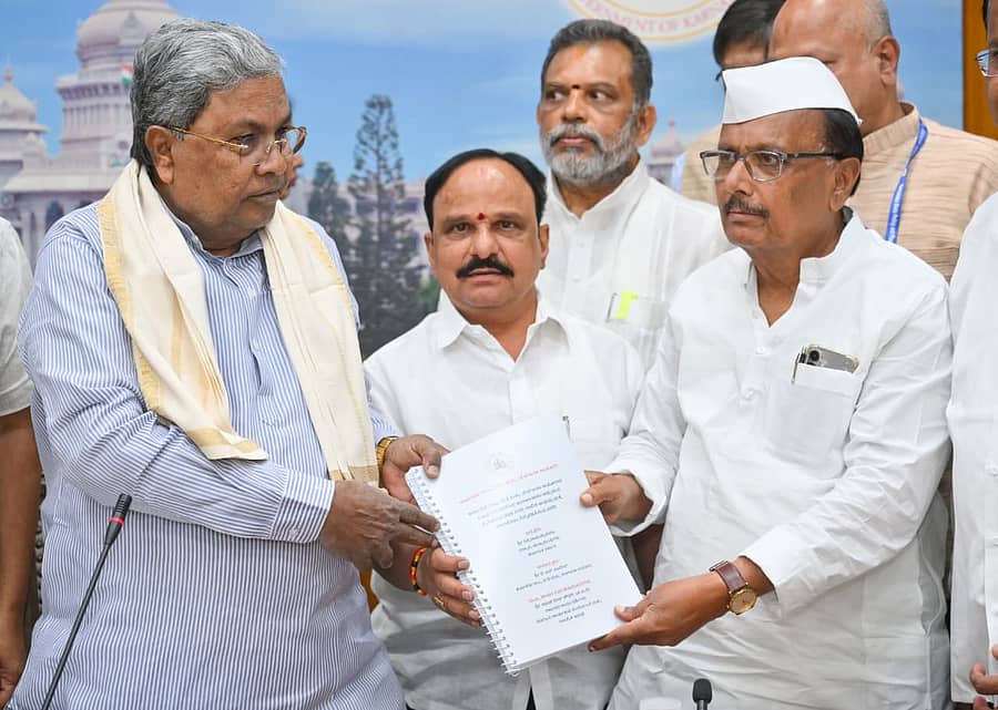 ಕರ್ನಾಟಕ ರಾಜ್ಯ ನೀತಿ ಮತ್ತು ಯೋಜನಾ ಆಯೋಗದ ಅಧ್ಯಕ್ಷ ಬಿ.ಆರ್‌.ಪಾಟೀಲ ಅವರು  ಸಿದ್ದರಾಮಯ್ಯ ಅವರಿಗೆ ವರದಿಯನ್ನು ಗುರುವಾರ ಸಲ್ಲಿಸಿದರು. ಸಾಂಖ್ಯಿಕ ಮತ್ತು ಯೋಜನಾ ಸಚಿವ ಡಿ.ಸುಧಾಕರ್‌ ಉಪಸ್ಥಿತರಿದ್ದರು.