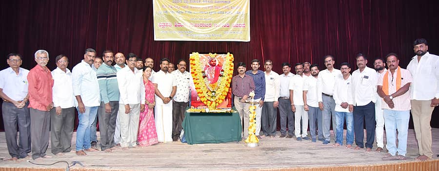 ತುಮಕೂರಿನಲ್ಲಿ ಗುರುವಾರ ಶಿವಾಜಿ ಜಯಂತಿ ಆಚರಿಸಲಾಯಿತು. ಜಿಲ್ಲಾ ಸಾಹಿತ್ಯ ಪರಿಷತ್ ಅಧ್ಯಕ್ಷ ಕೆ.ಎಸ್.ಸಿದ್ಧಲಿಂಗಪ್ಪ, ಮರಾಠ ಕ್ಷತ್ರಿಯ ಪರಿಷತ್ ಮುಖಂಡರಾದ ನಾಗೇಶ್ವರ್‌ ರಾವ್ ಗಾಯಕವಾಡ, ಜನಾರ್ದನರಾವ್ ಸೋನಾಲೆ, ಶ್ರೀನಿವಾಸರಾವ್ ಸಾಳಂಕೆ, ಹರೀಶ್ ರಾವ್ ಮೊರೆ, ರಮೇಶ್ ರಾವ್ ಸಿಂಧೆ, ಗಂಗೋಜಿರಾವ್ ನಲ್ಲೋಡೆ ಇತರರು ಭಾಗವಹಿಸಿದ್ದರು