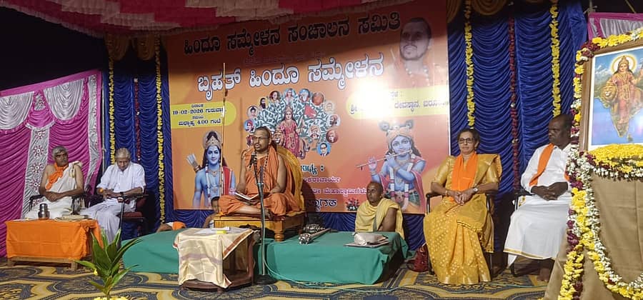 ಶಿರಸಿಯ ಬರೂರಿನಲ್ಲಿ ಆಯೋಜಿಸಿದ್ದ ಹಿಂದೂ ಸಮಾವೇಶದಲ್ಲಿ ಸ್ವರ್ಣವಲ್ಲೀ ಗಂಗಾಧರೇಂದ್ರ ಸರಸ್ವತೀ ಸ್ವಾಮೀಜಿ ಮಾತನಾಡಿದರು.