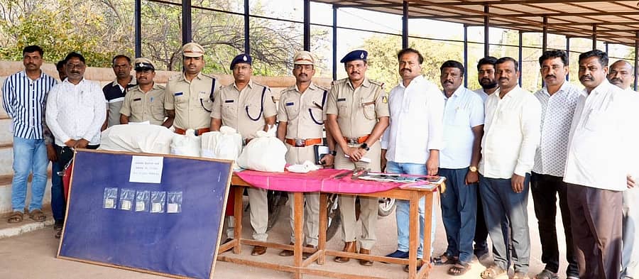ಬಂಧಿತ ಆರೋಪಿಗಳಿಂದ ಜಪ್ತಿ ಮಾಡಿರುವ ವಸ್ತುಗಳನ್ನು ಪರಿಶೀಲಿಸಿದ ಪೊಲೀಸ್‌ ಅಧಿಕಾರಿಗಳು