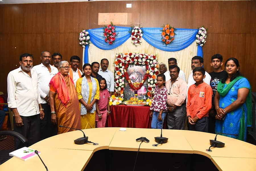 ಚಿಕ್ಕಬಳ್ಳಾಪುರದಲ್ಲಿ ನಡೆದ ಛತ್ರಪತಿ ಶಿವಾಜಿ ಅವರ ಜಯಂತಿಯಲ್ಲಿ ಪಾಲ್ಗೊಂಡಿದ್ದ ಅಧಿಕಾರಿಗಳು ಮತ್ತು ಸಮುದಾಯದ ಮುಖಂಡರು