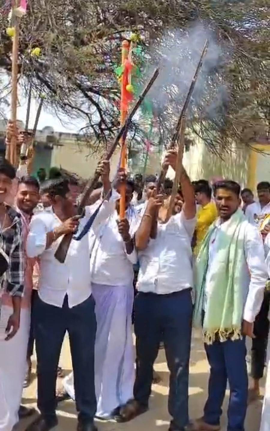 ಜಾಲಹಳ್ಳಿ ಸಮೀಪದ ಎಚ್.ಸಿದ್ದಾಪುರ ಗ್ರಾಮದಲ್ಲಿ ಈಚೆಗೆ ಯಲ್ಲಮ್ಮದೇವಿ ಉತ್ಸವದ ಮೆರವಣಿಗೆಯಲ್ಲಿ ಯುವಕರು ಗಾಳಿಯಲ್ಲಿ ಗುಂಡು ಹಾರಿಸಿದ್ದರು