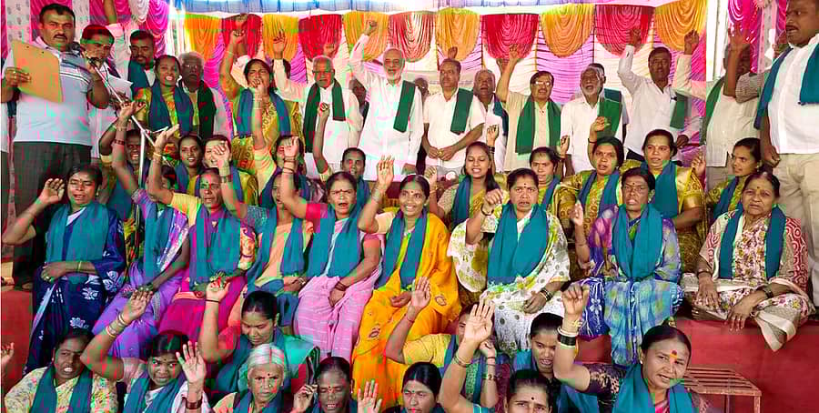 ಹೊಳಲ್ಕೆರೆ ತಾಲ್ಲೂಕಿನ ಈಚಘಟ್ಟದಲ್ಲಿ ರೈತ ಸಂಘದ ಗ್ರಾಮಶಾಖೆಯನ್ನು ಉದ್ಘಾಟಿಸಲಾಯಿತು