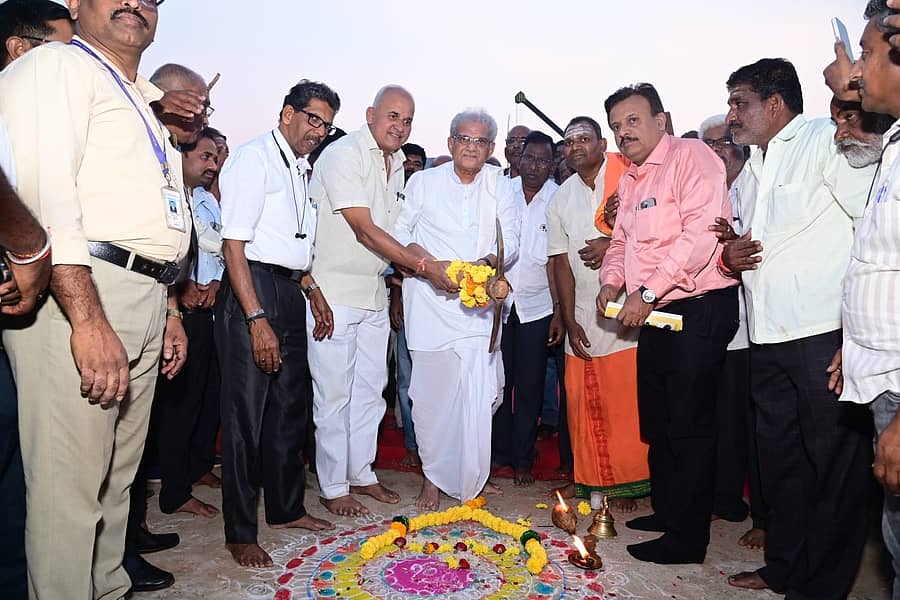 ಹುಬ್ಬಳ್ಳಿಯ ಉಣಕಲ್ಲನ ಸಿದ್ಧೇಶ್ವರ ಮಠದ (ಹೊಸ ಮಠ) ದ್ವಾರ ಬಾಗಿಲು ನಿರ್ಮಾಣಕ್ಕೆ ಧರ್ಮಸ್ಥಳ ಧರ್ಮಾಧಿಕಾರಿ ವೀರೇಂದ್ರ ಹೆಗ್ಗಡೆ ಅವರು ಗುರುವಾರ ಭೂಮಿಪೂಜೆ ನೆರವೇರಿಸಿದರು