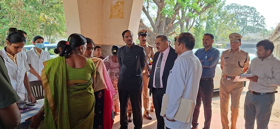 ರಾಜ್ಯ ಮಾನವ ಹಕ್ಕುಗಳ ಆಯೋಗದ ಅಧ್ಯಕ್ಷ ಟಿ. ಶ್ಯಾಮ್ ಭಟ್ ಅವರು ಉಡುಪಿ ಜಿಲ್ಲಾಸ್ಪತ್ರೆಗೆ ಭೇಟಿ ನೀಡಿ ಪರಿಶೀಲಿಸಿದರು