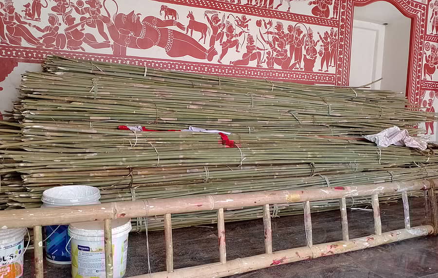 ಶಿರಸಿ ಮಾರಿಕಾಂಬಾ ದೇವಿ ರಥ ನಿರ್ಮಾಣಕ್ಕೆ ಪೂರಕವಾಗಿ ವಾಟೆ ಗಳಗಳನ್ನು ದೇವಾಲಯದಲ್ಲಿ ಜೋಡಿಸಿರುವುದು