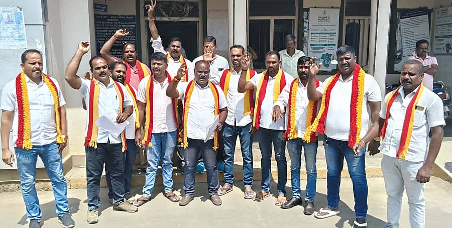 ಬೇಲೂರಿನ ತಾಲ್ಲೂಕು ಪಂಚಾಯಿತಿ ಅಂಗಡಿ ಮಳಿಗೆಗಳನ್ನು ಖಾಲಿ ಮಾಡಿಸಿ ಮರುಹರಾಜು ನಡೆಸುವಂತೆ ಕರ್ನಾಟಕ ರಕ್ಷಣಾ ವೇದಿಕೆ ತಾಲ್ಲೂಕು ಘಟಕದ ಅಧ್ಯಕ್ಷ ಚಂದ್ರಶೇಖರ್ ನೇತೃತ್ವದಲ್ಲಿ ಗುರುವಾರ ಪ್ರತಿಭಟಿಸಲಾಯಿತು.