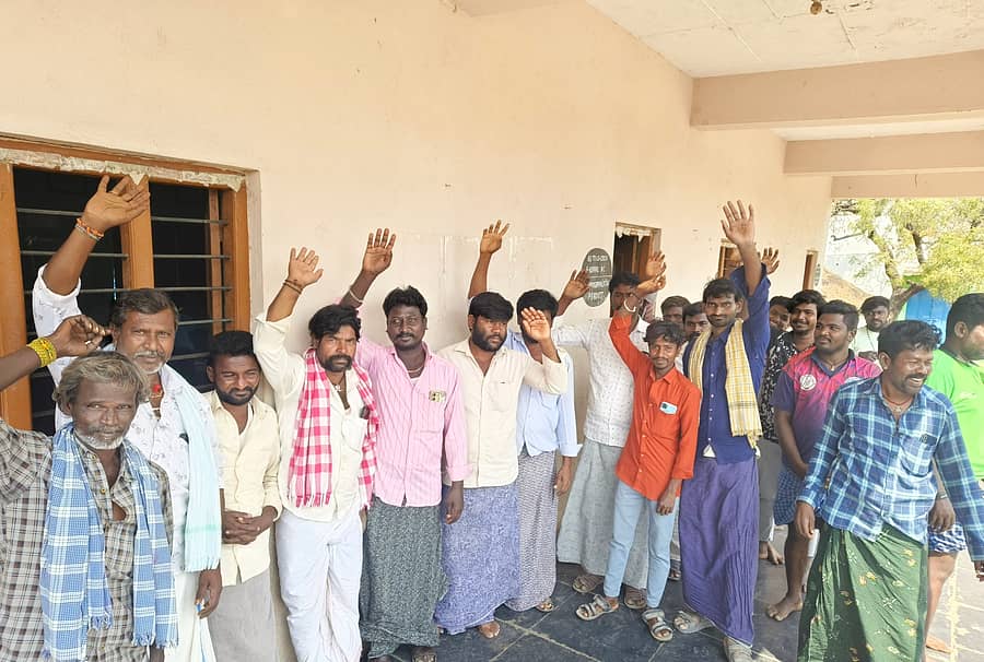 <div class="paragraphs"><p>ತೆಕ್ಕಲಕೋಟೆ ಪಟ್ಟಣದ ವಡ್ಡರ ಕಟ್ಟೆ ಬಳಿಯ ಸರ್ಕಾರಿ ಮಾದರಿ ಕಿರಿಯ ಪ್ರಾಥಮಿಕ (ಬೋಯಕೇರಿ) ಶಾಲೆಯಲ್ಲಿ ಬಿಸಿಯೂಟದ ಅವ್ಯವಸ್ಥೆ ಕುರಿತು ಪೋಷಕರು ಪ್ರತಿಭಟನೆ ನಡೆಸಿದರು</p></div>