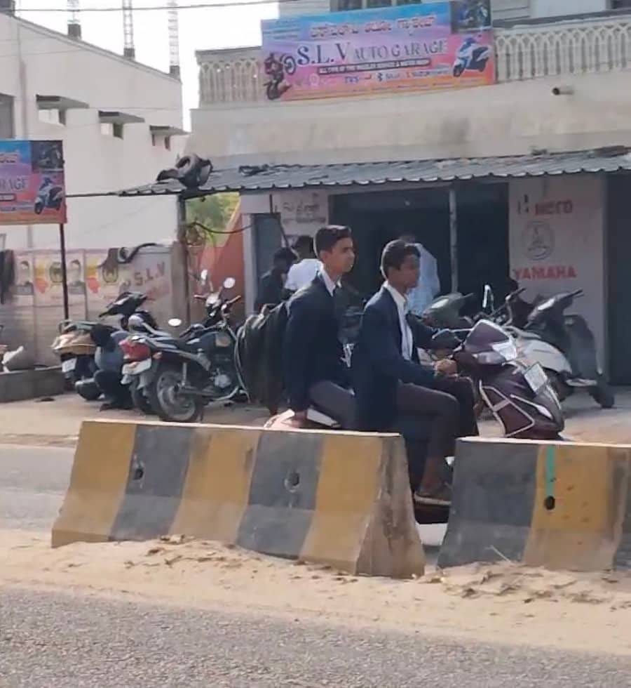 ಆನೇಕಲ್‌ನಲ್ಲಿ ಬೈಕ್‌ ಓಡಿಸುತ್ತಿರುವ ಬಾಲಕರು