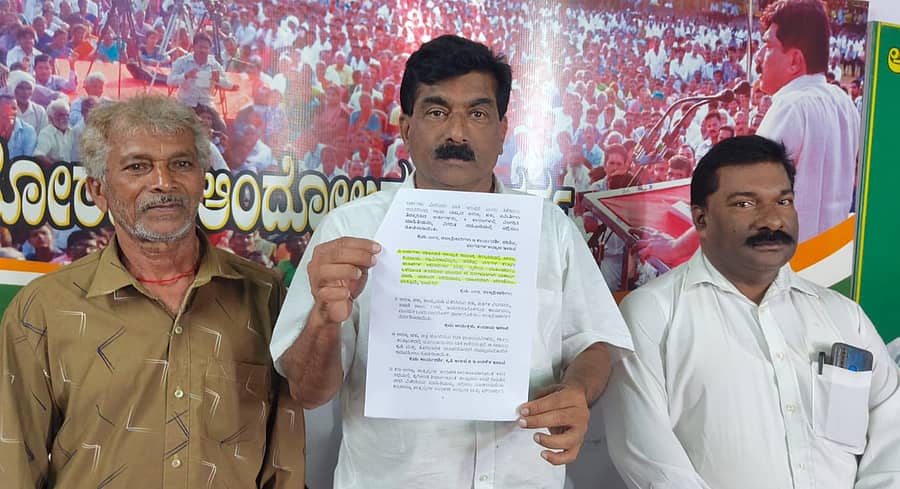 ಶಿರಸಿಯ ಅರಣ್ಯ ಹಕ್ಕು ಹೋರಾಟಗಾರರ ಕಾರ್ಯಾಲಯದಲ್ಲಿ ರಾಜ್ಯ ಮಟ್ಟದ ಉಸ್ತುವಾರಿ ಸಮಿತಿ ಸಭೆಯ ನಡವಳಿಕೆಗಳನ್ನು ರವೀಂದ್ರ ನಾಯ್ಕ ಪ್ರದರ್ಶಿಸಿದರು