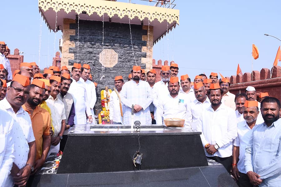 <div class="paragraphs"><p>ಛತ್ರಪತಿ ಶಿವಾಜಿ ಮಹಾರಾಜರ ಮೂರ್ತಿಗೆ ಪೂಜೆ ಸಲ್ಲಿಸಲಾಯಿತು</p></div>