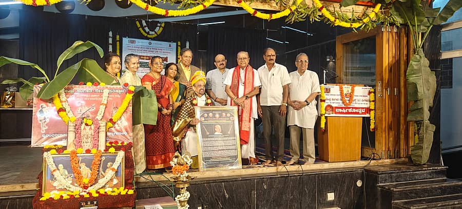 ನಗರದಲ್ಲಿ ಗುರುವಾರ ನಡೆದ ಕಾರ್ಯಕ್ರಮದಲ್ಲಿ ಗಾಯಕ ವಿದ್ಯಾಭೂಷಣ ಅವರಿಗೆ ಜೀವಮಾನ ಸಂಗೀತ ಸಾಧನಾ ಪ್ರಶಸ್ತಿ ಪ್ರದಾನ ಮಾಡಲಾಯಿತು. ಗೌರಿ ನಾಗರಾಜ್, ಎನ್.ಸಂತೋಷ್ ಹೆಗ್ಡೆ, ನಾಗರಾಜ್, ಆರ್.ಕೆ.ಪದ್ಮಾನಾಭ ಇದ್ದರು.