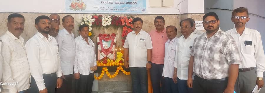 ರಾಮನಗರದ ಕಂದಾಯ ಭವನದಲ್ಲಿ ಗುರುವಾರ ನಡೆದ ಛತ್ರಪತಿ ಶಿವಾಜಿ ಜಯಂತಿ ಕಾರ್ಯಕ್ರಮದಲ್ಲಿ ಗಣ್ಯರು ಶಿವಾಜಿ ಚಿತ್ರಕ್ಕೆ ಪುಷ್ಪನಮನ ಸಲ್ಲಿಸಿದರು. ಮುಖಂಡರಾದ ನವೀನ್ ಕುಮಾರ್ ಶಿಂಧೆ, ಶ್ರೀನಿವಾಸ್ ರಾವ್ ನಲಿಗೆ, ಕನ್ನಡ ಮತ್ತು ಸಂಸ್ಕೃತಿ ಇಲಾಖೆಯ ಸಹಾಯಕ ನಿರ್ದೇಶಕ ಕೆ. ಸತೀಶ್ ಹಾಗೂ ಸಮುದಾಯದ ಇತರ ಮುಖಂಡರು ಇದ್ದಾರೆ