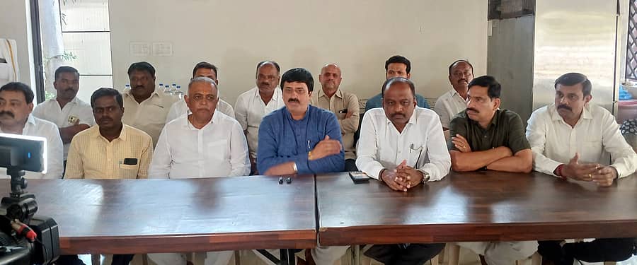 ಚನ್ನಪಟ್ಟಣದಲ್ಲಿ ನಡೆದ ಪತ್ರಿಕಾಗೋಷ್ಠಿಯಲ್ಲಿ ಶಾಸಕ ಸಿ.ಪಿ.ಯೋಗೇಶ್ವರ್ ಮಾತನಾಡಿದರು. ಜಿಲ್ಲಾ ಕಾಂಗ್ರೆಸ್ ಸಮಿತಿ ಅಧ್ಯಕ್ಷ ಎಸ್.ಗಂಗಾಧರ್, ನಗರಸಭೆ ಅಧ್ಯಕ್ಷ ನಾಗೇಶ್, ಕಾಂಗ್ರೆಸ್ ಮುಖಂಡರು ಹಾಜರಿದ್ದರು