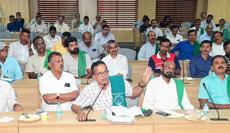 <div class="paragraphs"><p>ರೈತ ಮುಖಂಡರ ಸಭೆಯಲ್ಲಿ&nbsp;ಸ್ಟೀವನ್ ಡಿಸೋಜ ಮಾತನಾಡಿದರು&nbsp; </p></div>