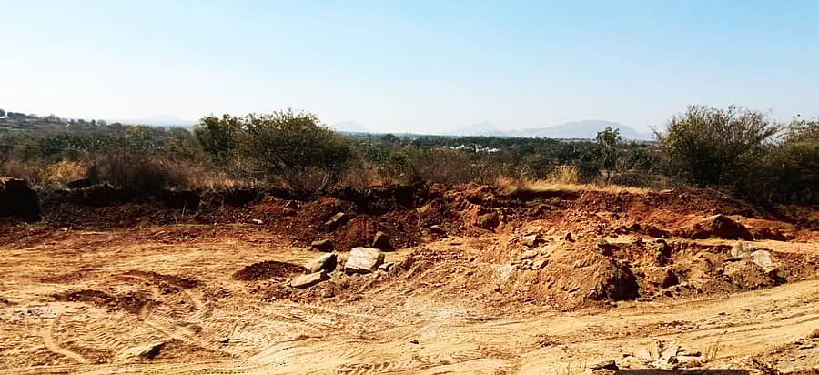 ಕೊರಟಗೆರೆ ತಾಲ್ಲೂಕಿನ ಗಂಟಿಗಾನಹಳ್ಳಿ ವಳಿ ಸರ್ಕಾರಿ ಜಮೀನಿನಲ್ಲಿ ರಾತ್ರೋರಾತ್ರಿ ಮಣ್ಣು ಲೂಟಿ ಮಾಡಿರುವುದು 