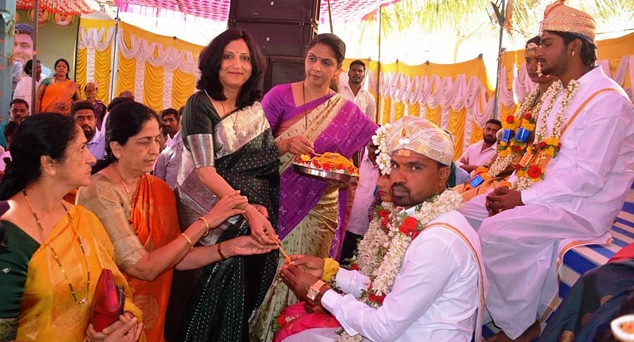 ಪಾಂಡವಪುರ ತಾಲ್ಲೂಕಿನ ಬೇಬಿಬೆಟ್ಟದ ದನಗಳ ಜಾತ್ರಾಮಹೋತ್ಸವದಲ್ಲಿ ಗುರುವಾರ ನಡೆದ ಸರಳ ಸಾಮೂಹಿಕ ವಿವಾಹದಲ್ಲಿ ನವ ವಧು–ವರರಿಗೆ ಶಿಲ್ಪ ದರ್ಶನ್ ಪುಟ್ಟಣ್ಣಯ್ಯ, ಸುನೀತಾ ಪುಟ್ಟಣ್ಣಯ್ಯ, ಸ್ಮಿತಾ ಪುಟ್ಟಣ್ಣಯ್ಯ ಮಾಂಗಲ್ಯ ವಿತರಣೆ ಮಾಡಿದರು 