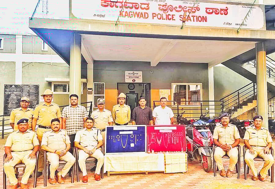 ಮನೆ ಕಳ್ಳತನ ಪ್ರಕರಣದಲ್ಲಿ ಕಾಗವಾಡ ಠಾಣೆ ಪೊಲೀಸರು ವಶಕ್ಕೆ ಪಡೆದ ವಸ್ತುಗಳು