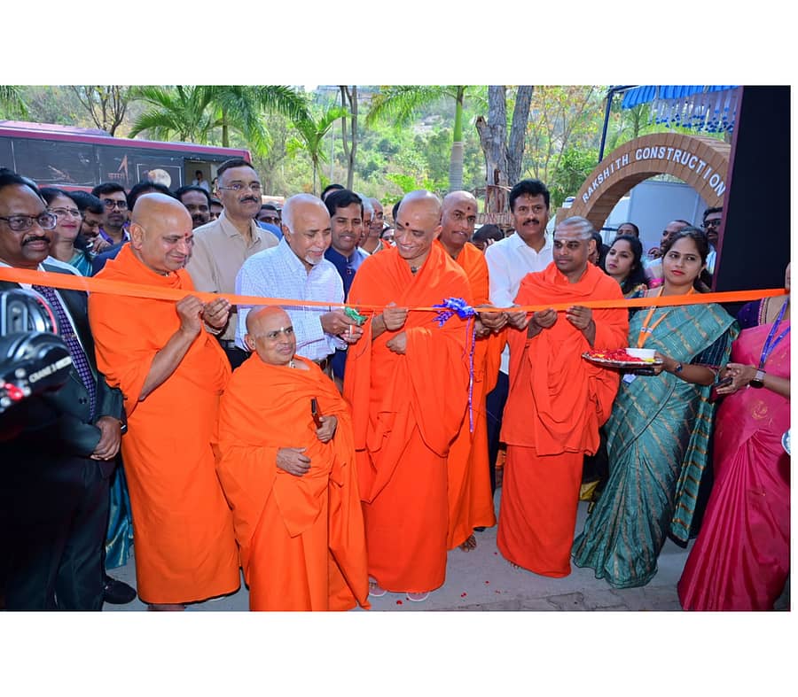 ನಾಗಮಂಗಲ ತಾಲ್ಲೂಕಿನ ಶ್ರೀ ಕ್ಷೇತ್ರ ಆದಿಚುಂಚನಗಿರಿಯಲ್ಲಿ ಗುರುವಾರ ವಿಜ್ಞಾತಂ 2026 ವಸ್ತು ಪ್ರದರ್ಶನವನ್ನು ಇಂಡಿಯನ್ ಇನ್ಸ್ಟಿಟ್ಯೂಟ್ ಆಫ್ ಸೈನ್ಸ್ ನ ವಿಜ್ಞಾನಿ ಡಾ.ಕೆ.ಮುನಿಯಪ್ಪ ಉದ್ಘಾಟಿಸಿದರು. ನಿರ್ಮಲಾನಂದನಾಥ ಸ್ವಾಮೀಜಿ, ನಿಶ್ಚಲಾನಂದನಾಥ ಸ್ವಾಮೀಜಿ, ಪ್ರಸನ್ನನಾಥ ಸ್ವಾಮೀಜಿ ಪಾಲ್ಗೊಂಡಿದ್ದರು