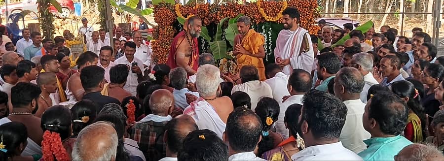 ಕೊಪ್ಪ ತಾಲ್ಲೂಕು ಬೊಮ್ಮಲಾಪುರದಲ್ಲಿ ಸಮಷ್ಟಿ ಸತ್ಯನಾರಾಯಣ ಪೂಜೆಯಲ್ಲಿ ಹರಿಹರಪುರ ಮಠದ ಸ್ವಯಂಪ್ರಕಾಶ ಸಚ್ಚಿದಾನಂದ ಸರಸ್ವತಿ ಸ್ವಾಮೀಜಿ ಭಾಗವಹಿಸಿದ್ದರು