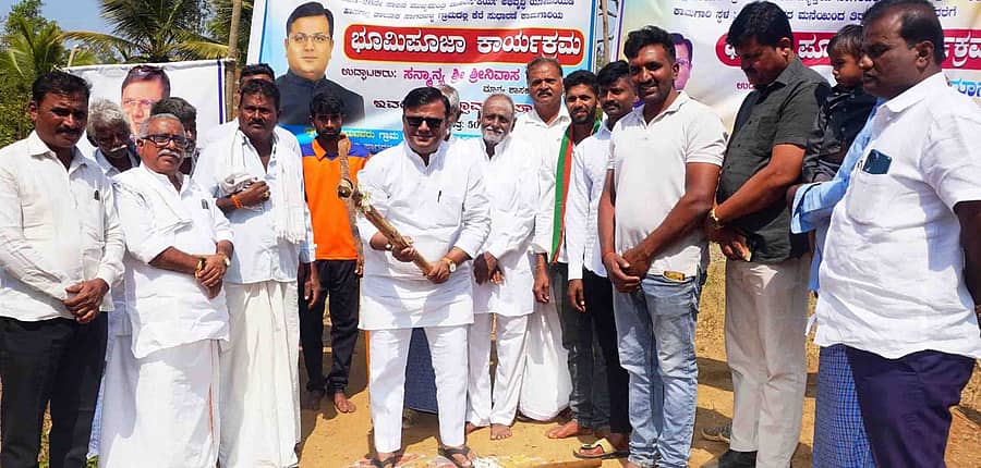 <div class="paragraphs"><p>ಹಾನಗಲ್ ತಾಲ್ಲೂಕಿನ ಮಂತಗಿ ಗ್ರಾಮದ ಅಭಿವೃದ್ಧಿ ಕಾಮಗಾರಿಗಳಿಗೆ ಗುರುವಾರ ಶಾಸಕ ಶ್ರೀನಿವಾಸ ಮಾನೆ ಭೂಮಿಪೂಜೆ ನೆರವೇರಿಸಿದರು </p></div>