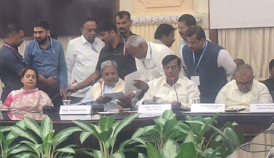 ಬೆಂಗಳೂರಿನಲ್ಲಿ ಈಚೆಗೆ ಕೆಸಿಸಿಐ ಅಧ್ಯಕ್ಷ ಜಿ.ಕೆ.ಆದಪ್ಪಗೌಡರ ಹಾಗೂ ಪ್ರಮುಖರು ಮುಖ್ಯಮಂತ್ರಿ ಸಿದ್ದರಾಮಯ್ಯ ಅವರಿಗೆ ಬೇಡಿಕೆಗಳ ಪ್ರಸ್ತಾವ ಸಲ್ಲಿಸಿದರು