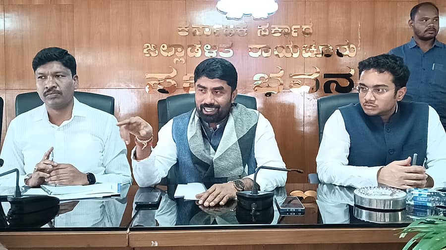 ರಾಯಚೂರಿನ ಜಿಲ್ಲಾಡಳಿತ ಭವನದಲ್ಲಿ ಗುರುವಾರ ನಡೆದ ಪೌರಕಾರ್ಮಿಕರೊಂದಿಗೆ ಸಂವಾದ ಕಾರ್ಯಕ್ರಮದಲ್ಲಿ ಸಫಾಯಿ ಕರ್ಮಚಾರಿಗಳ ಆಯೋಗದ ಅಧ್ಯಕ್ಷ ಪಿ.ರಘು ಮಾತನಾಡಿದರು. ಆಯೋಗದ ಕಾರ್ಯದರ್ಶಿ ಮಾಧುಸ್ವಾಮಿ, ಮಹಾನಗರ ಪಾಲಿಕೆ ಆಯುಕ್ತ ಜುಬಿನ್ ಮೊಹಾಪಾತ್ರ ಉಪಸ್ಥಿತರಿದ್ದರು