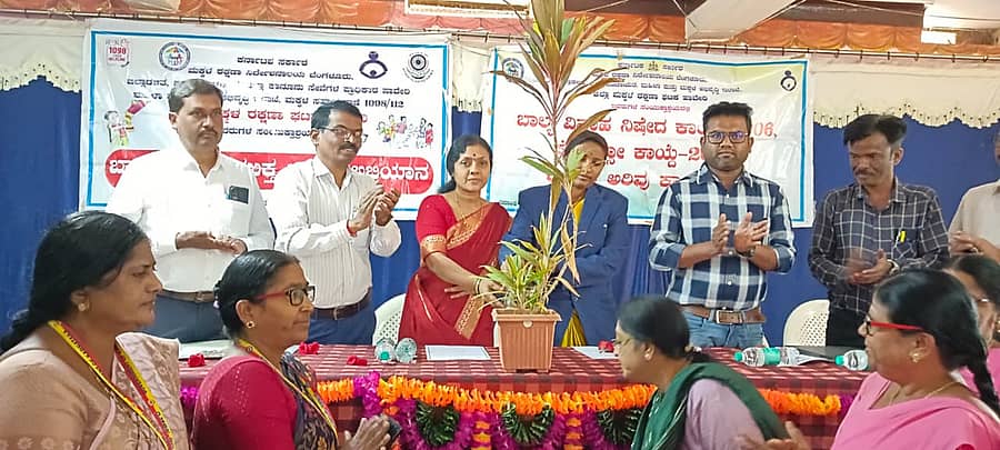 ಬ್ಯಾಡಗಿಯಲ್ಲಿ ಆಶಾ ಕಾರ್ಯಕರ್ತೆಯರಿಗಾಗಿ ಹಮ್ಮಿಕೊಂಡಿದ್ದ ‘ಬಾಲ್ಯವಿವಾಹ ನಿಷೇಧ ಕಾಯ್ದೆ ಮತ್ತು ಪೋಕ್ಸೊ (ಮಕ್ಕಳ ಮೇಲಿನ ಲೈಂಗಿಕ ದೌರ್ಜನ್ಯ ತಡೆ) ಕಾಯ್ದೆ’ ಕುರಿತ ಅರಿವು ಕಾರ್ಯಾಗಾರವನ್ನು ನ್ಯಾಯಾಧೀಶರಾದ ಶ್ರೀಶೈಲಜಾ ಎಚ್.ವಿ. ಉದ್ಘಾಟಿಸಿದರು