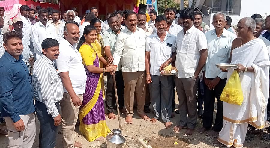 ಶ್ರೀರಂಗಪಟ್ಟಣ ತಾಲ್ಲೂಕಿನ ಬೆಳಗೊಳ ಗ್ರಾಮದಲ್ಲಿ ರಸ್ತೆ ಅಭಿವೃದ್ಧಿ ಕಾಮಗಾರಿಗೆ ಶಾಸಕ ರಮೇಶ ಬಂಡಿಸಿದ್ದೇಗೌಡ ಬುಧವಾರ ಚಾಲನೆ ನೀಡಿದರು. ವಿಎಸ್‌ಎಸ್‌ಎನ್‌ ಅಧ್ಯಕ್ಷೆ ಸುಪ್ರಿಯಾ ರವಿಕುಮಾರ್‌, ಗ್ರಾ.ಪಂ. ಮಾಜಿ ಅಧ್ಯಕ್ಷ ಬಿ. ರವಿಕುಮಾರ್‌ ಪಾಲ್ಗೊಂಡಿದ್ದರು