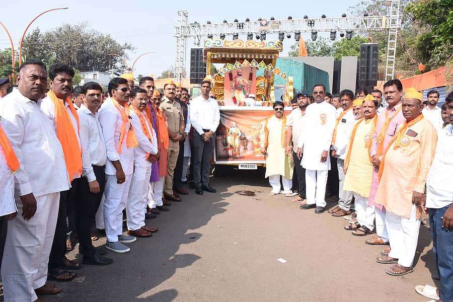 ವಿಜಯಪುರ ನಗರದ ಶಿವಾಜಿ ವೃತ್ತದಲ್ಲಿ ಅಧಿಕಾರಿಗಳು, ಜನಪ್ರತಿನಿಧಿಗಳು ಶಿವಾಜಿ ಚಿತ್ರಕ್ಕೆ ಪುಷ್ಪ ನಮನ ಸಲ್ಲಿಸಿದರು 