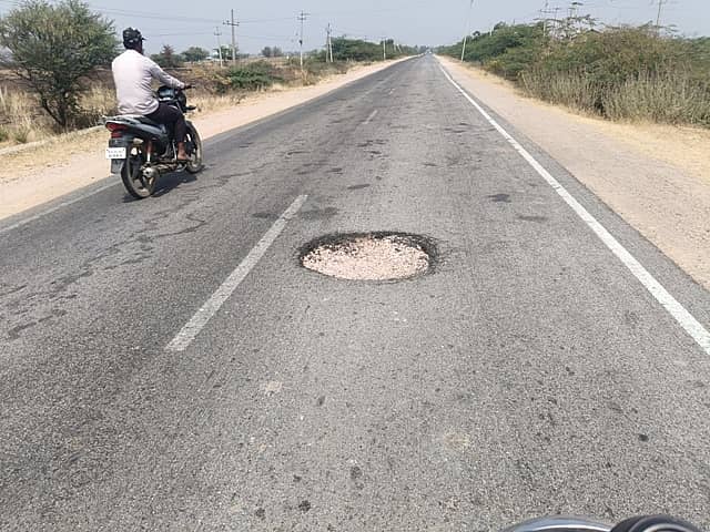 ವಡಗೇರಾ ತಾಲ್ಲೂಕಿನ ಗಡ್ಡೆಸೂಗುರು ಹಾಗೂ ಹುಲ್ಕಲ್ (ಜೆ) ಗ್ರಾಮಕ್ಕೆ ಸಂಪರ್ಕ ಕಲ್ಪಿಸುವ ರಸ್ತೆ ಮೇಲೆ ದೊಡ್ಡ ಗುಂಡಿ ಬಿದ್ದಿರುವುದು