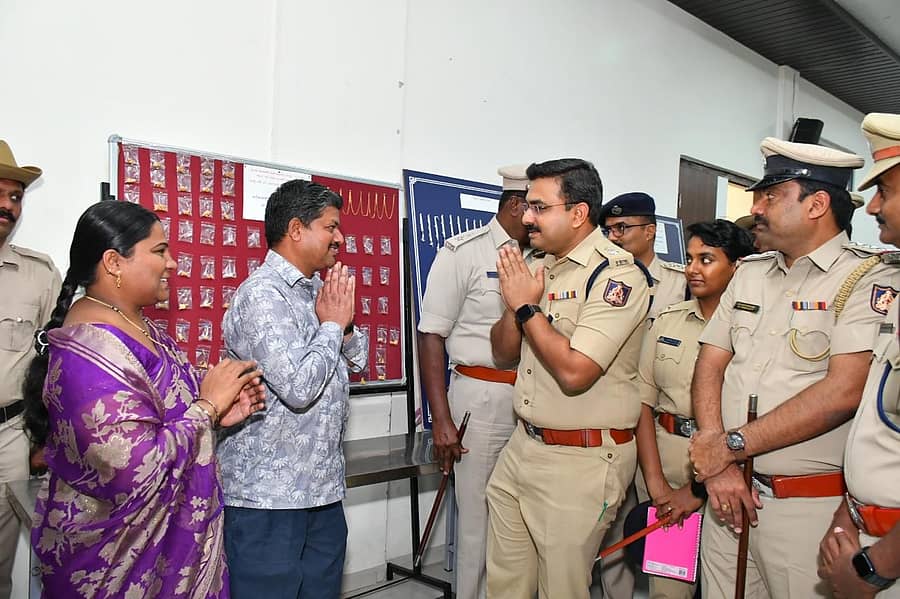 <div class="paragraphs"><p>ವಿಜಯಪುರ ಜಿಲ್ಲೆ ಹಲಸಂಗಿ ಗ್ರಾಮದ ಬಂಗಾರದ ಅಂಗಡಿ ದರೋಡೆ ಪ್ರಕರಣವನ್ನು ಬೇಧಿಸಿ, ಕಳುವಾದ ಚಿನ್ನಾಭರಣವನ್ನು ಹಿಂದಿರುಗಿಸಿದ ಜಿಲ್ಲಾ ಪೊಲೀಸ್‌ ವರಿಷ್ಠಾಧಿಕಾರಿ ಲಕ್ಷ್ಮಣ ನಿಂಬರಗಿ ತಂಡಕ್ಕೆ&nbsp;‘ಭೂಮಿಕಾ ಜ್ಯುವೆಲ್ಲರಿ’ ಅಂಗಡಿ ಮಾಲೀಕ ಮಹಾರುದ್ರ ಕಂಚಗಾರ ದಂಪತಿ ಕೃತಜ್ಞತೆ ಸಲ್ಲಿಸಿದರು</p></div>