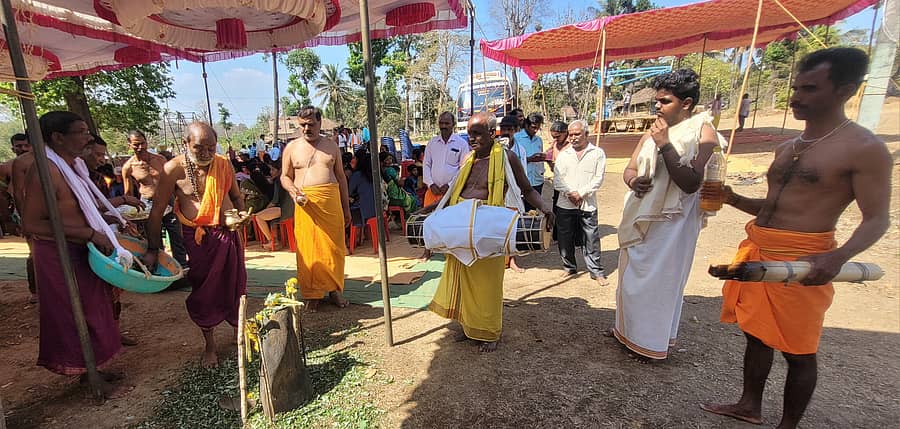 <div class="paragraphs"><p>ರಿಪ್ಪನ್‌ಪೇಟೆ ಸಮೀಪದ ನೆಣೆಬಸ್ತಿ ಗ್ರಾಮದಲ್ಲಿ ದುರ್ಗಾಪರಮೇಶ್ವರಿ ದೇವಿಯ ವಾರ್ಷಿಕ ವರ್ಧಂತ್ಯುತ್ಸವ ಜರಗಿತು</p></div>